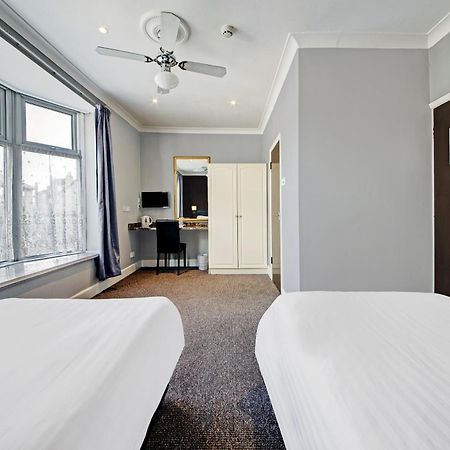 Oyo Bostons Manor Hotel, Hanwell London Greenford  Buitenkant foto