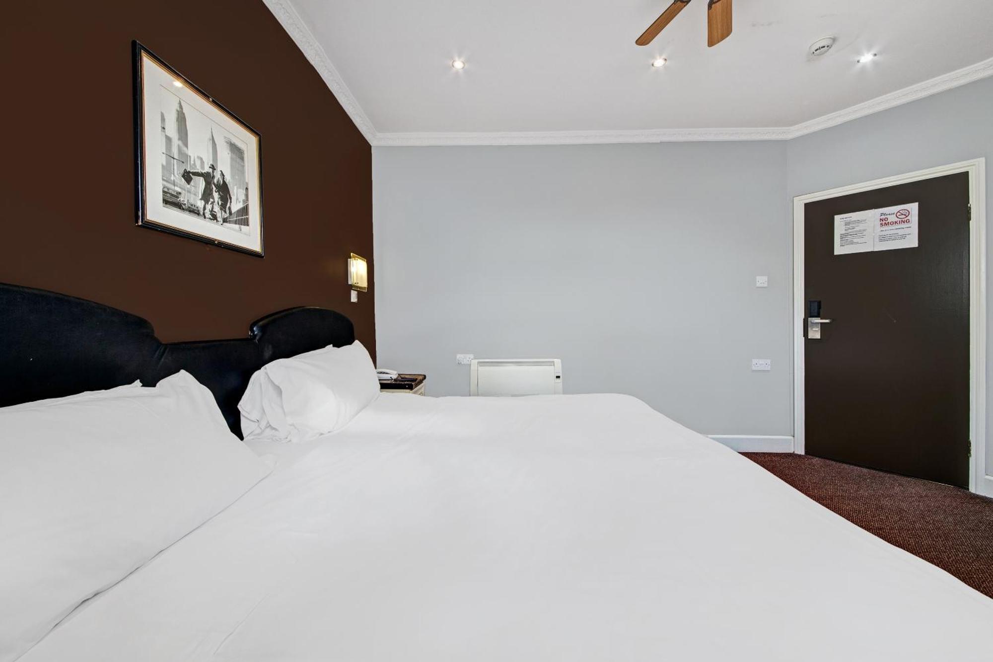 Oyo Bostons Manor Hotel, Hanwell London Greenford  Buitenkant foto