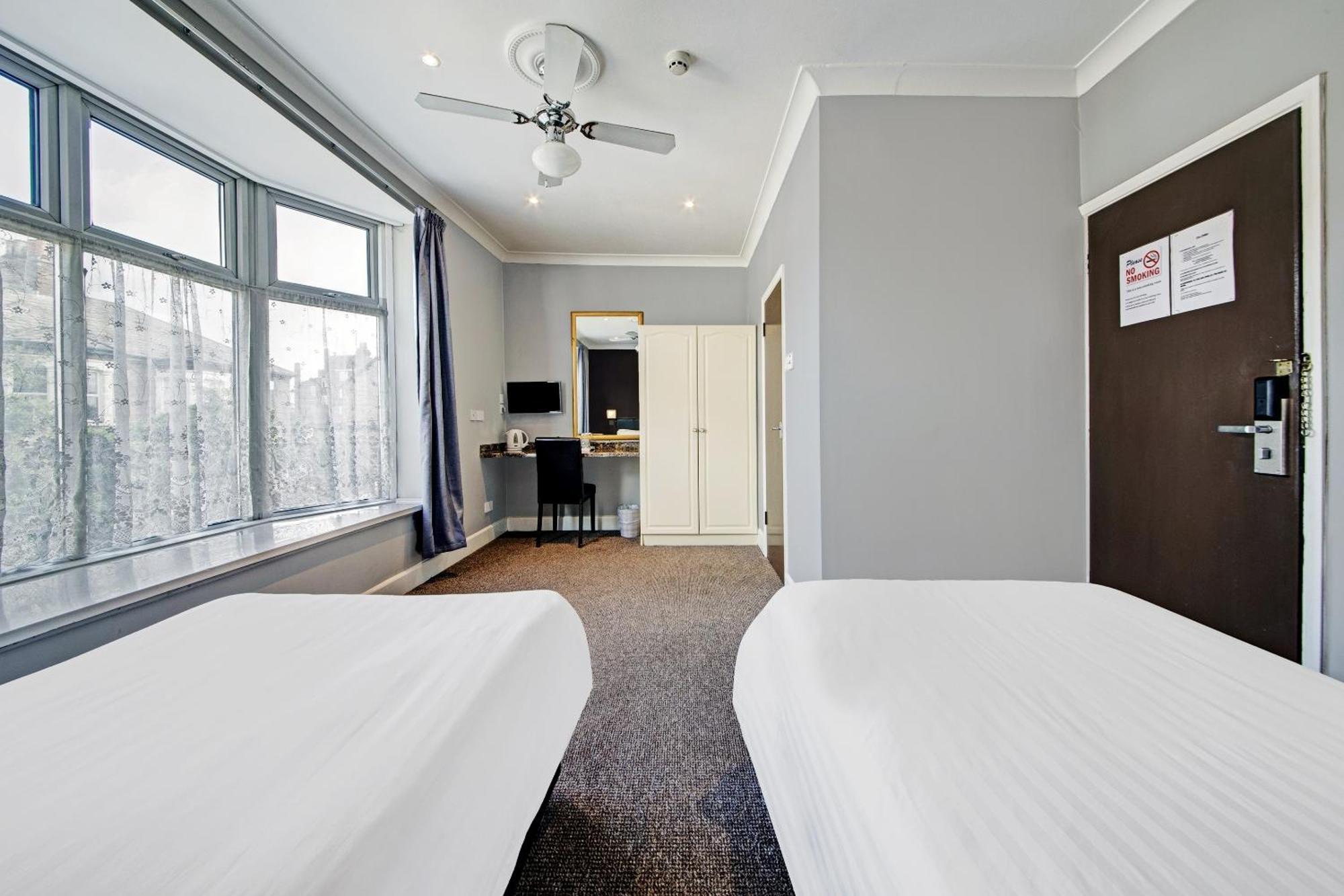 Oyo Bostons Manor Hotel, Hanwell London Greenford  Buitenkant foto