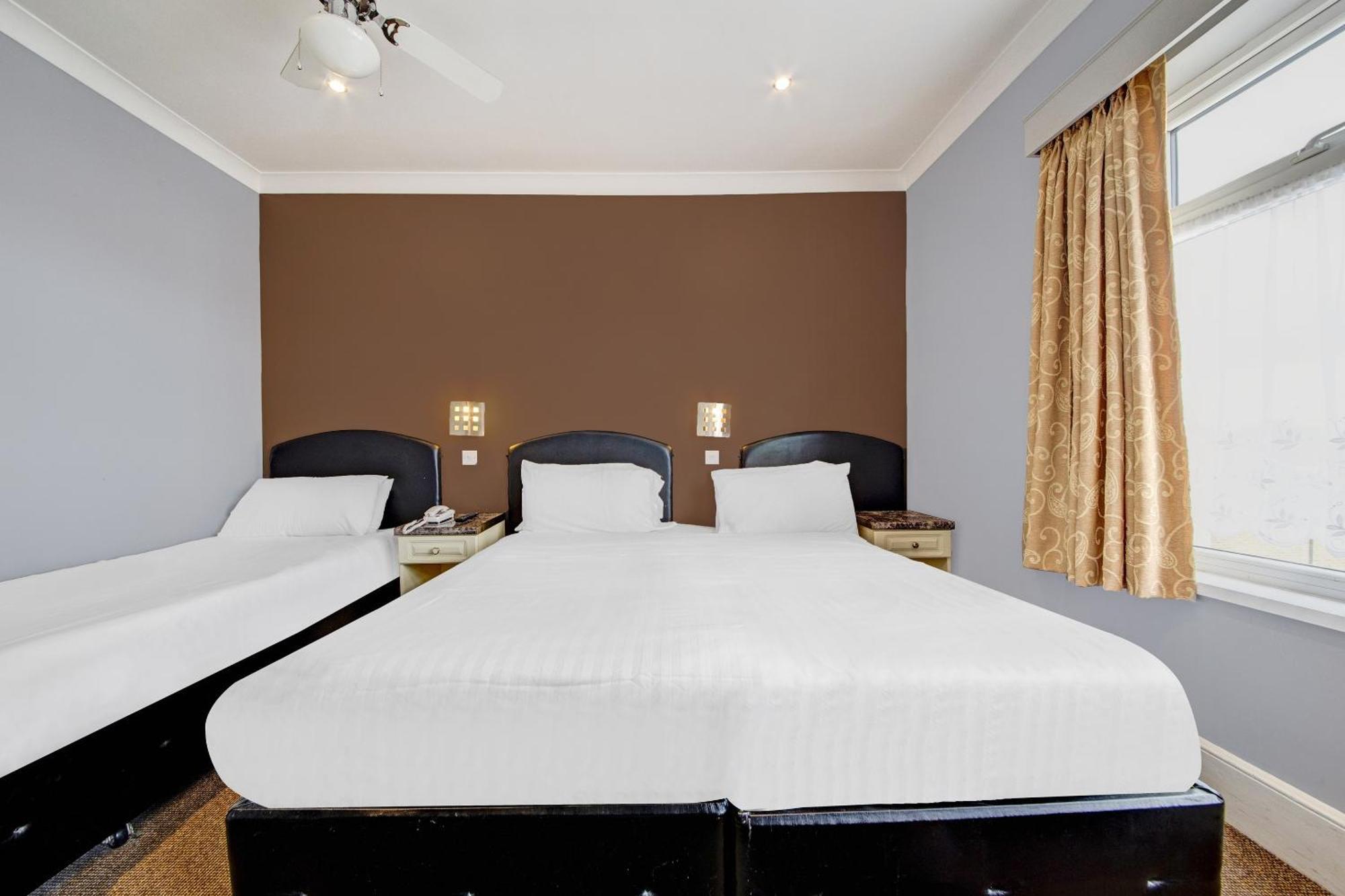 Oyo Bostons Manor Hotel, Hanwell London Greenford  Buitenkant foto