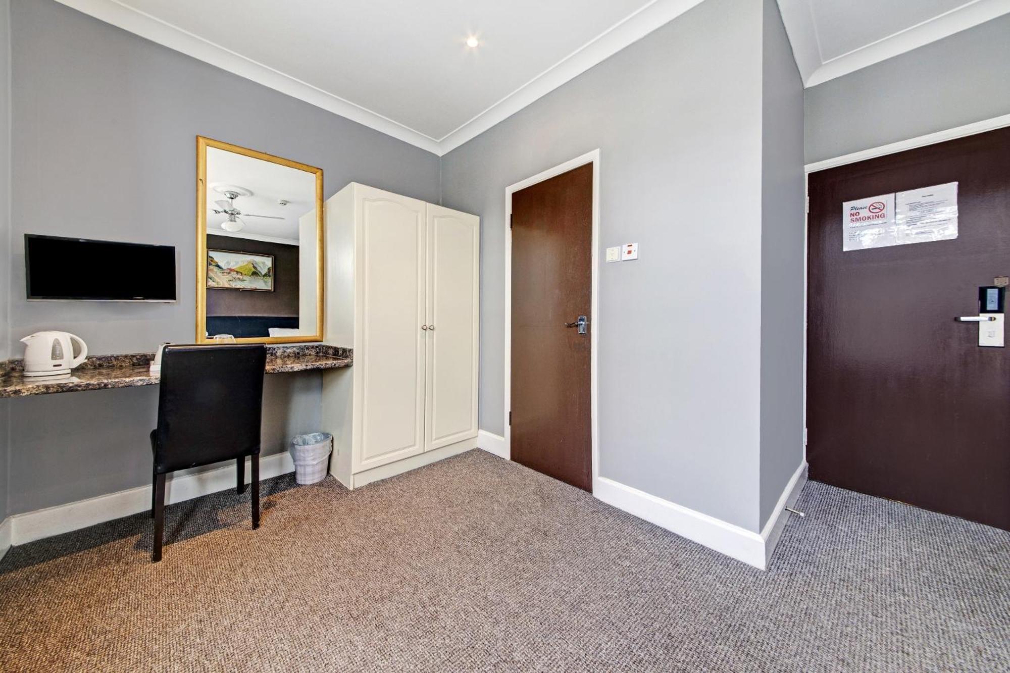 Oyo Bostons Manor Hotel, Hanwell London Greenford  Buitenkant foto