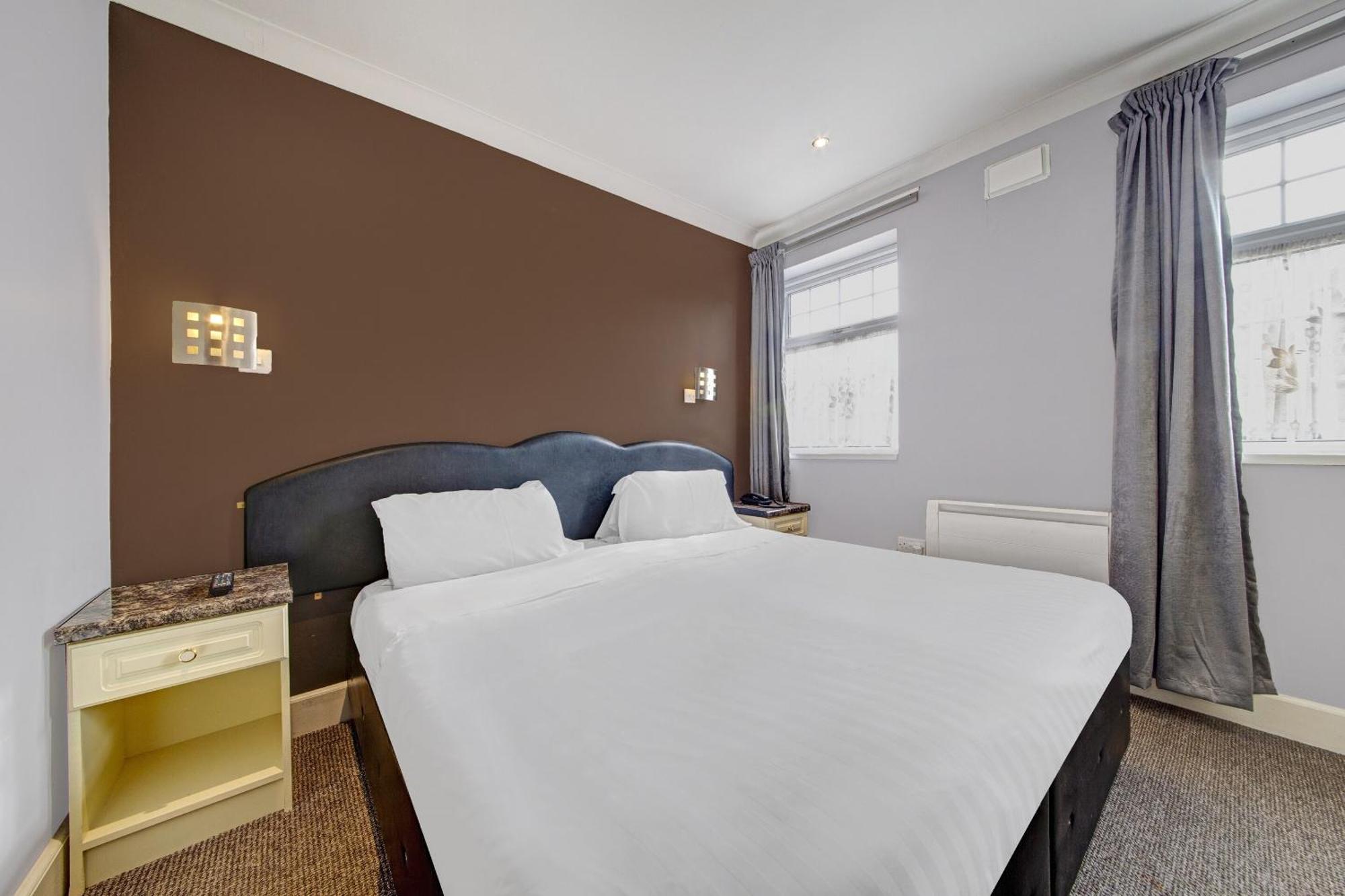Oyo Bostons Manor Hotel, Hanwell London Greenford  Buitenkant foto