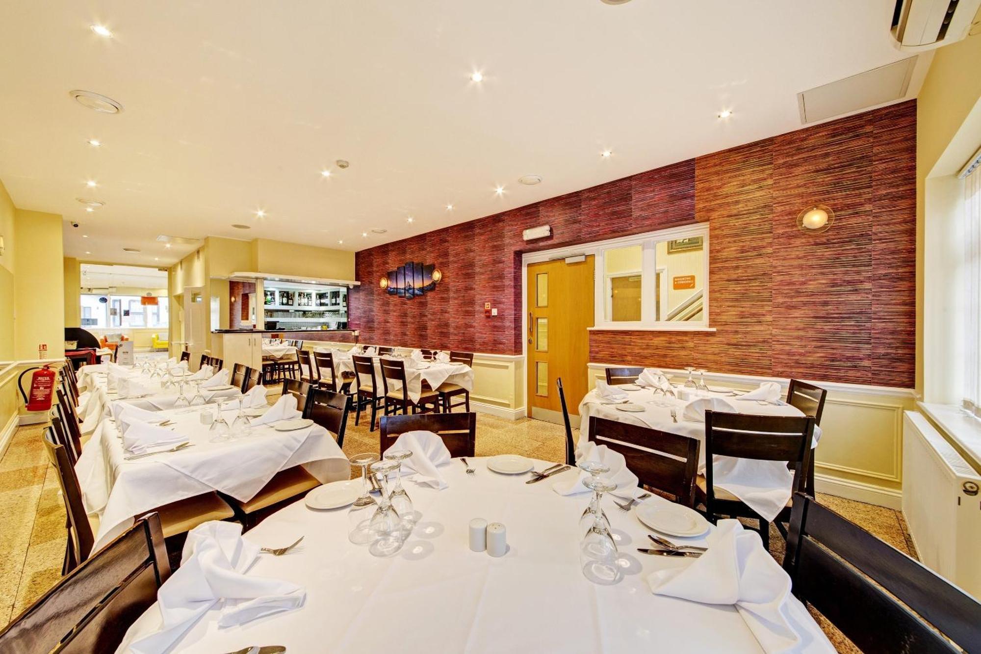 Oyo Bostons Manor Hotel, Hanwell London Greenford  Buitenkant foto