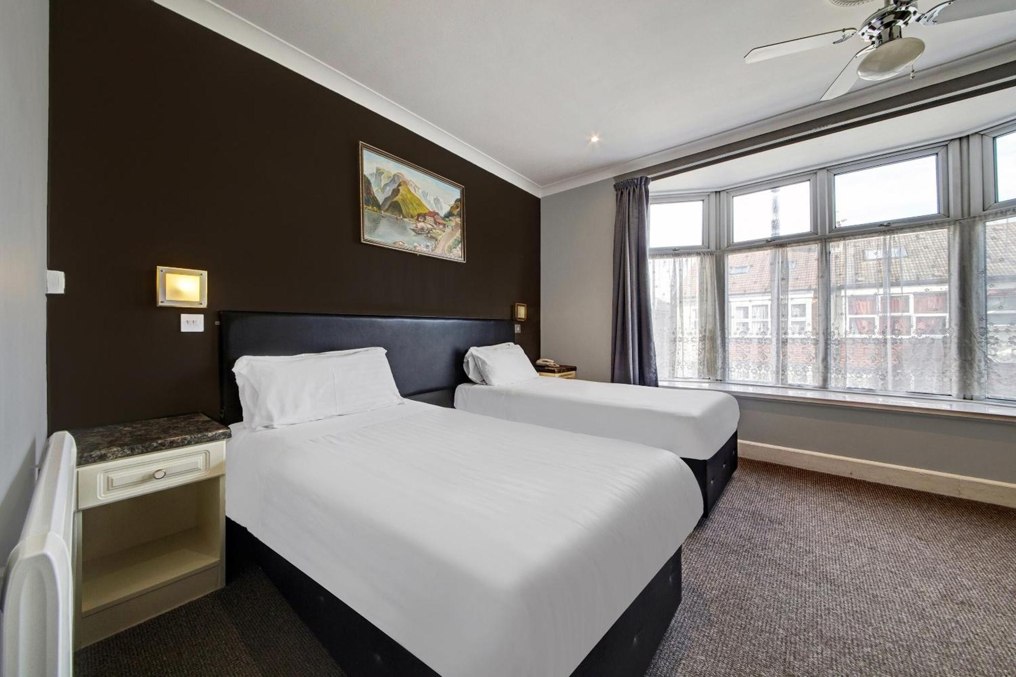 Oyo Bostons Manor Hotel, Hanwell London Greenford  Buitenkant foto