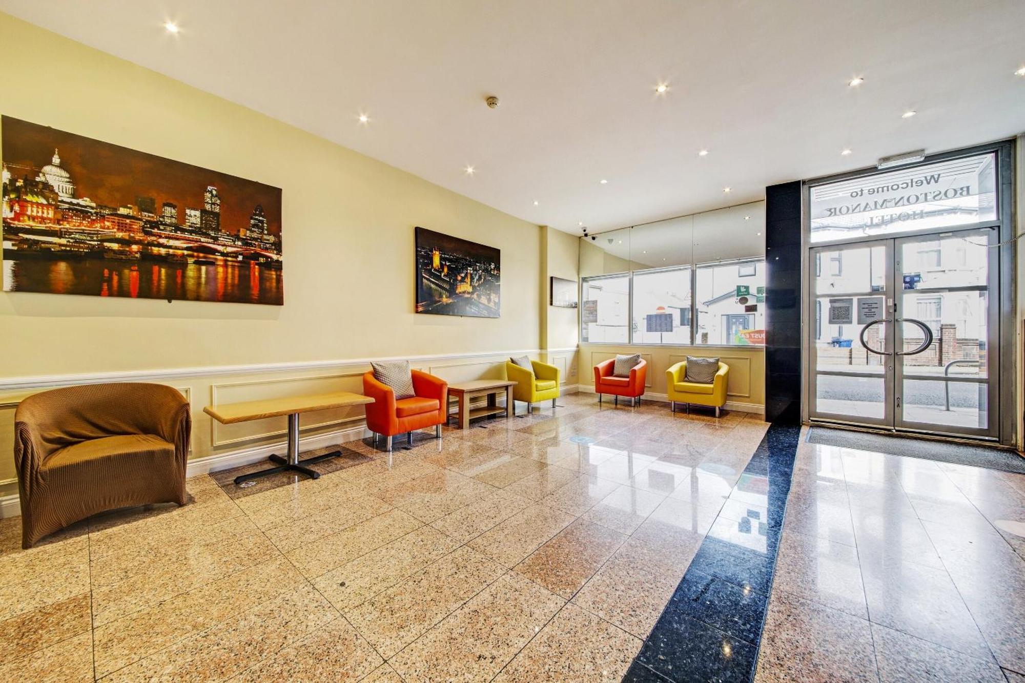 Oyo Bostons Manor Hotel, Hanwell London Greenford  Buitenkant foto