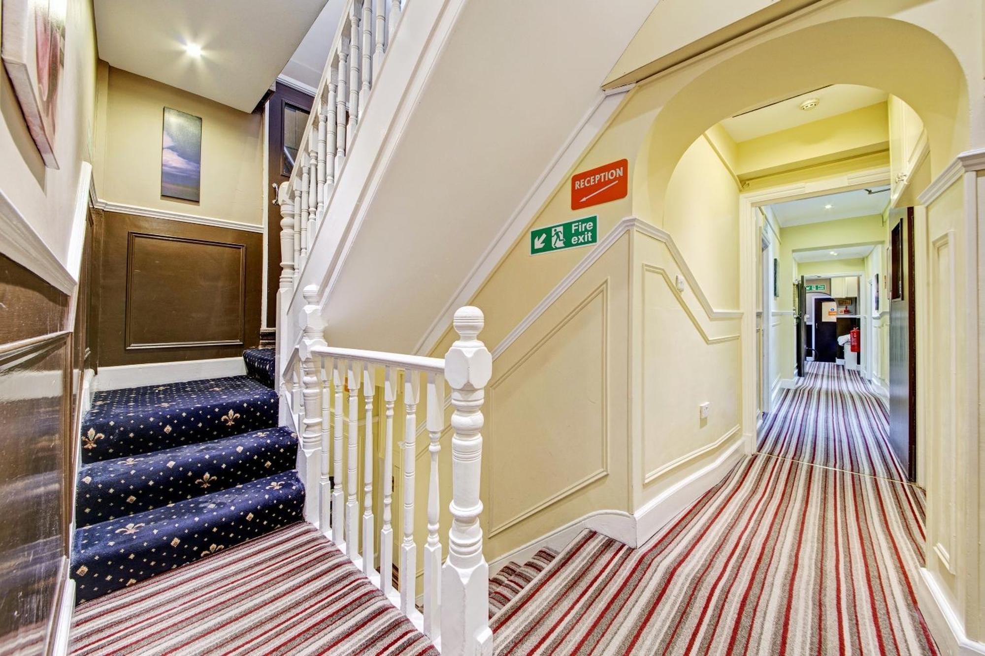 Oyo Bostons Manor Hotel, Hanwell London Greenford  Buitenkant foto