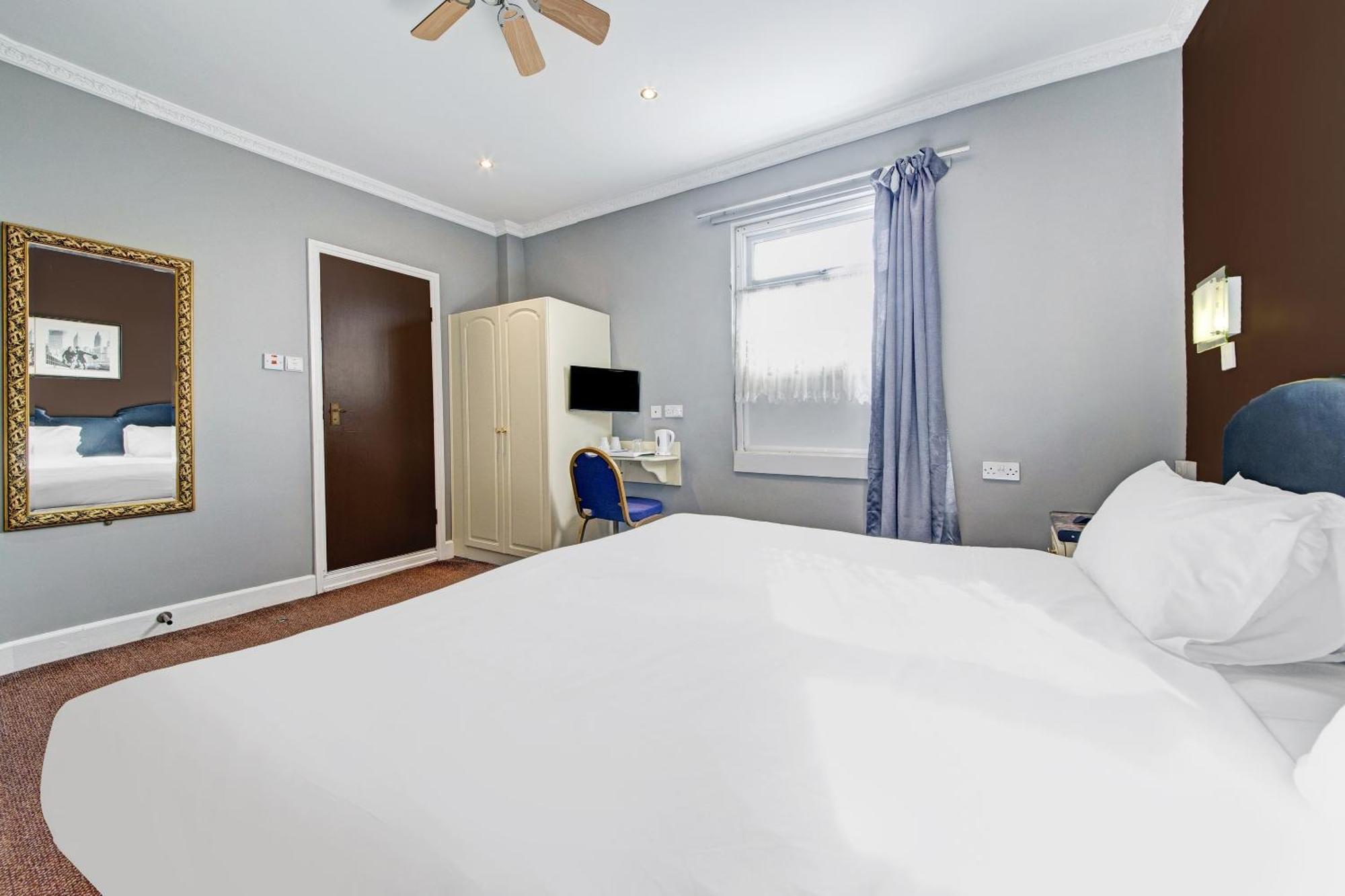 Oyo Bostons Manor Hotel, Hanwell London Greenford  Buitenkant foto