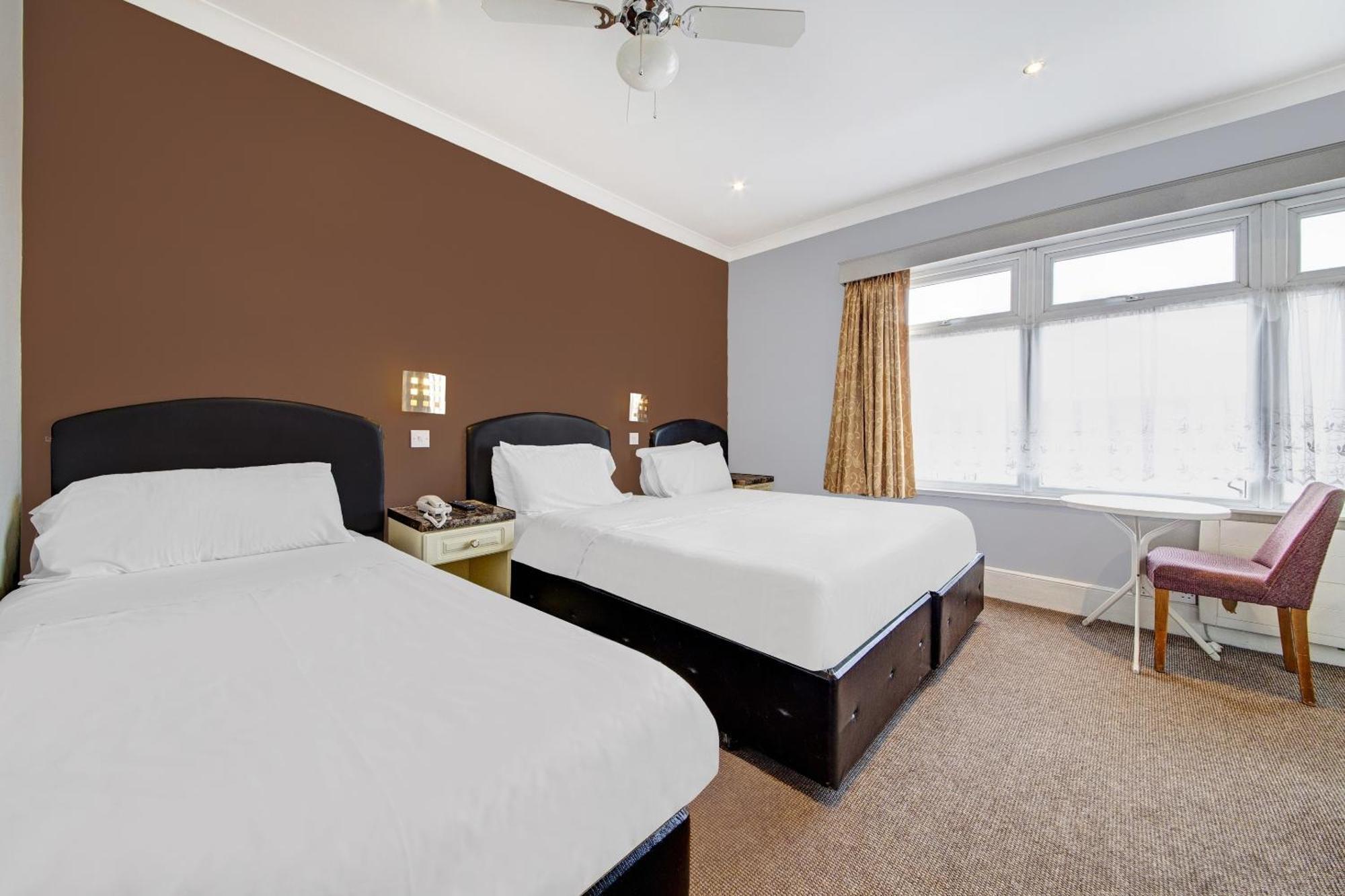 Oyo Bostons Manor Hotel, Hanwell London Greenford  Buitenkant foto