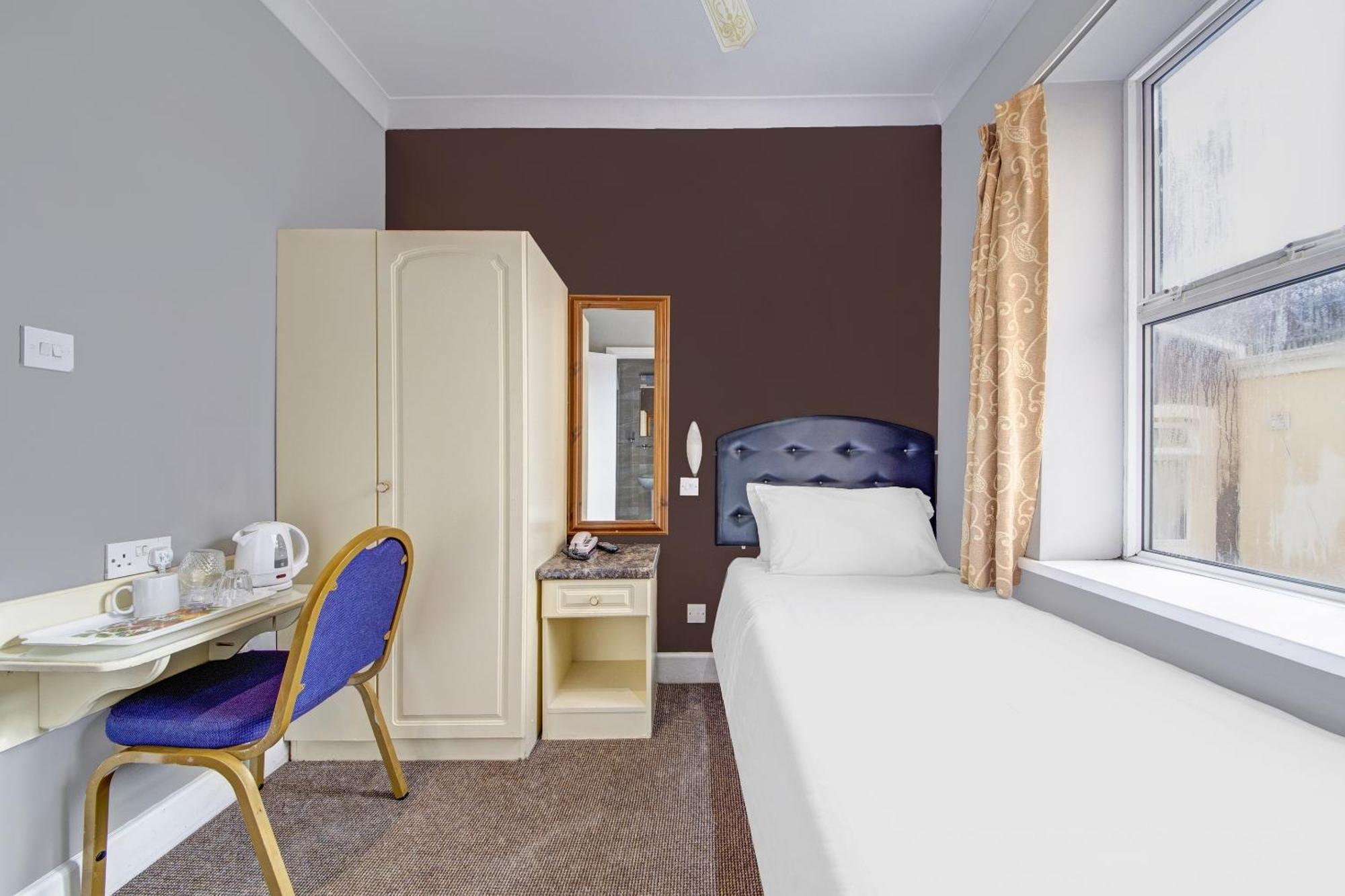 Oyo Bostons Manor Hotel, Hanwell London Greenford  Buitenkant foto
