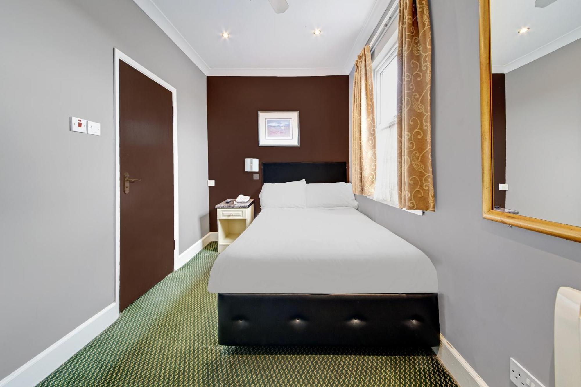 Oyo Bostons Manor Hotel, Hanwell London Greenford  Buitenkant foto