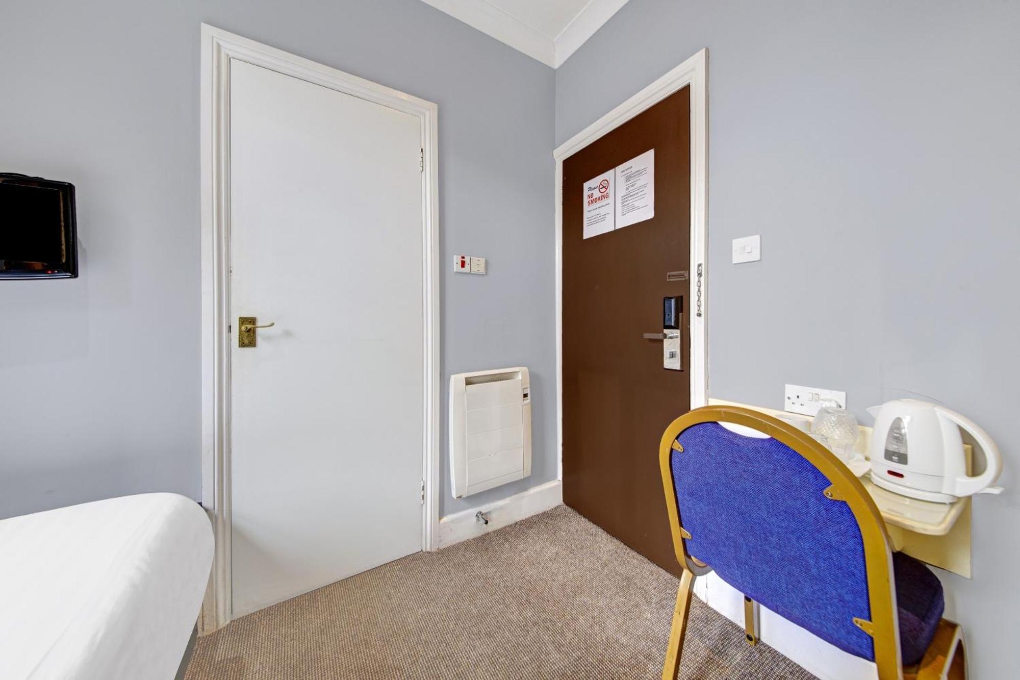 Oyo Bostons Manor Hotel, Hanwell London Greenford  Buitenkant foto