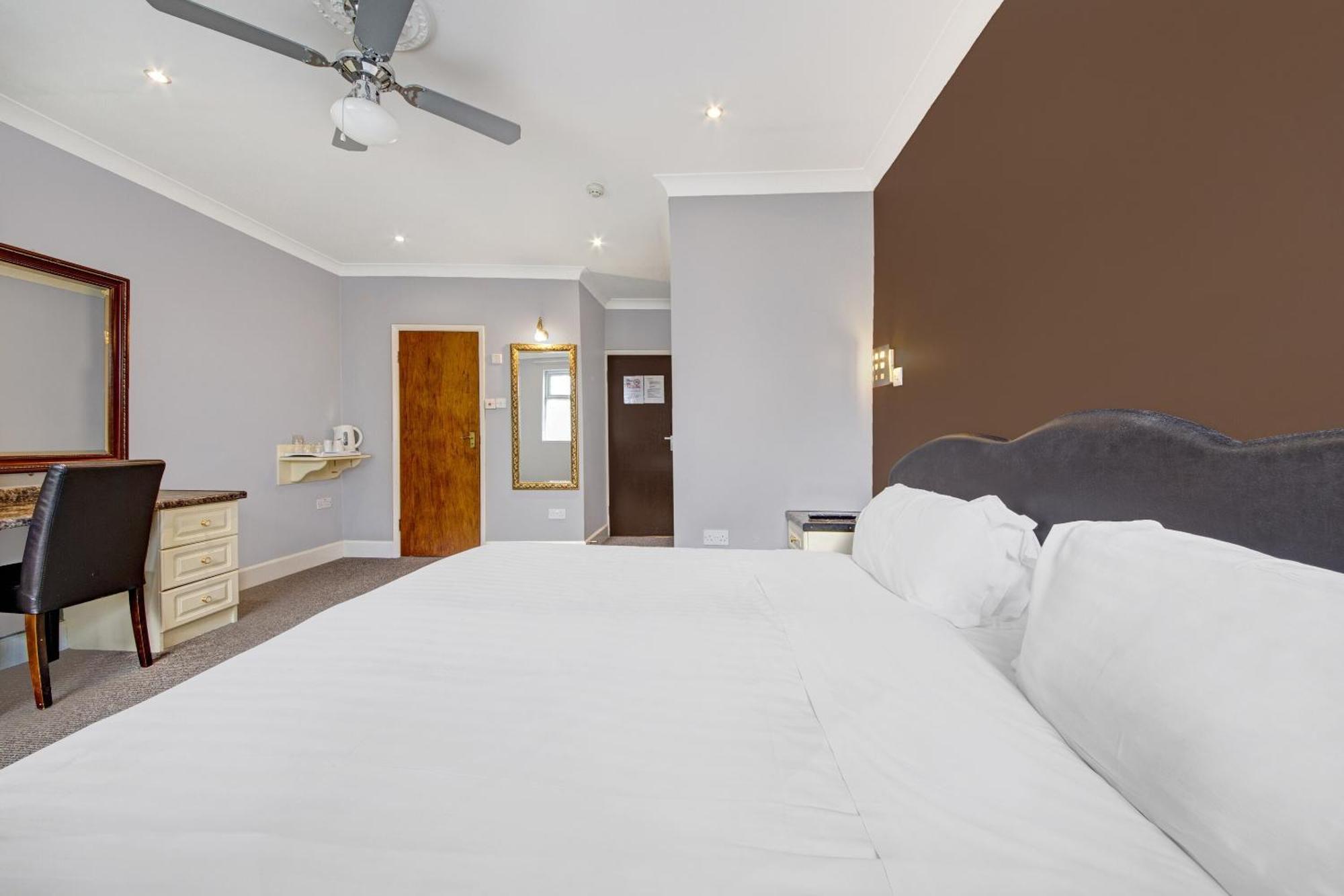 Oyo Bostons Manor Hotel, Hanwell London Greenford  Buitenkant foto