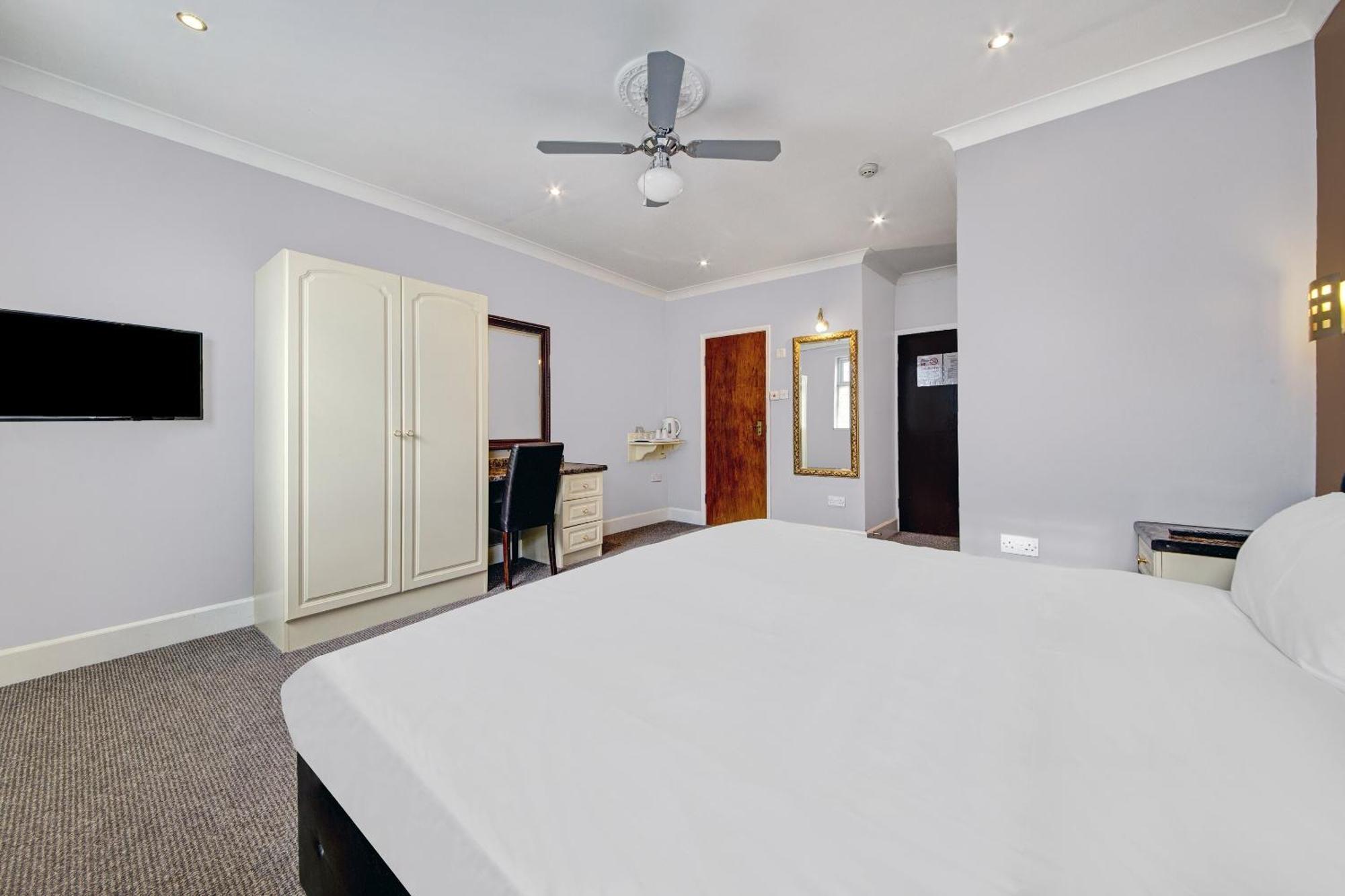 Oyo Bostons Manor Hotel, Hanwell London Greenford  Buitenkant foto