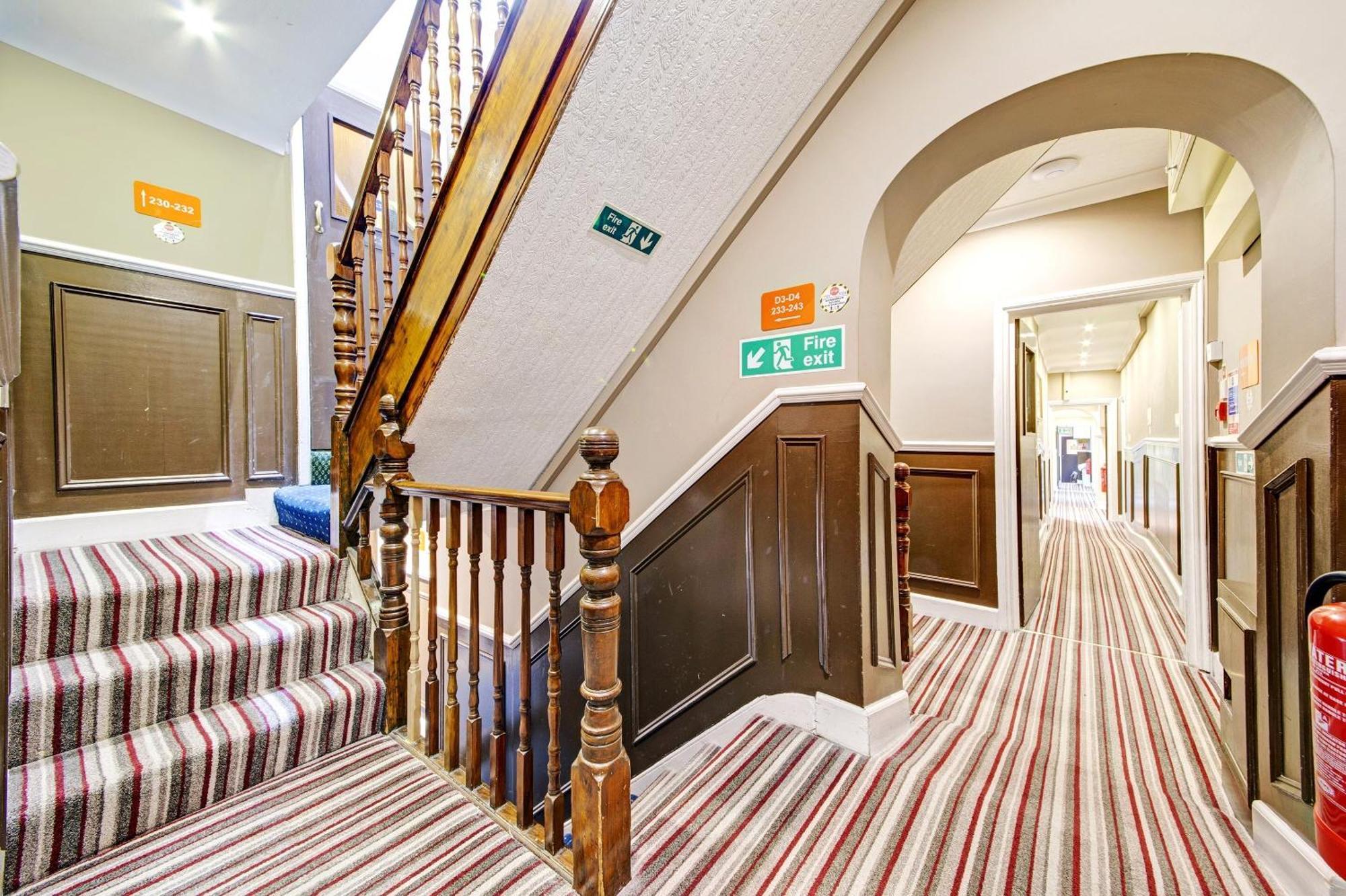 Oyo Bostons Manor Hotel, Hanwell London Greenford  Buitenkant foto