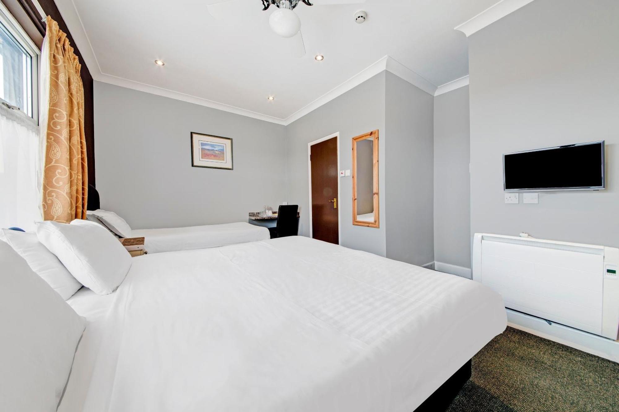 Oyo Bostons Manor Hotel, Hanwell London Greenford  Buitenkant foto