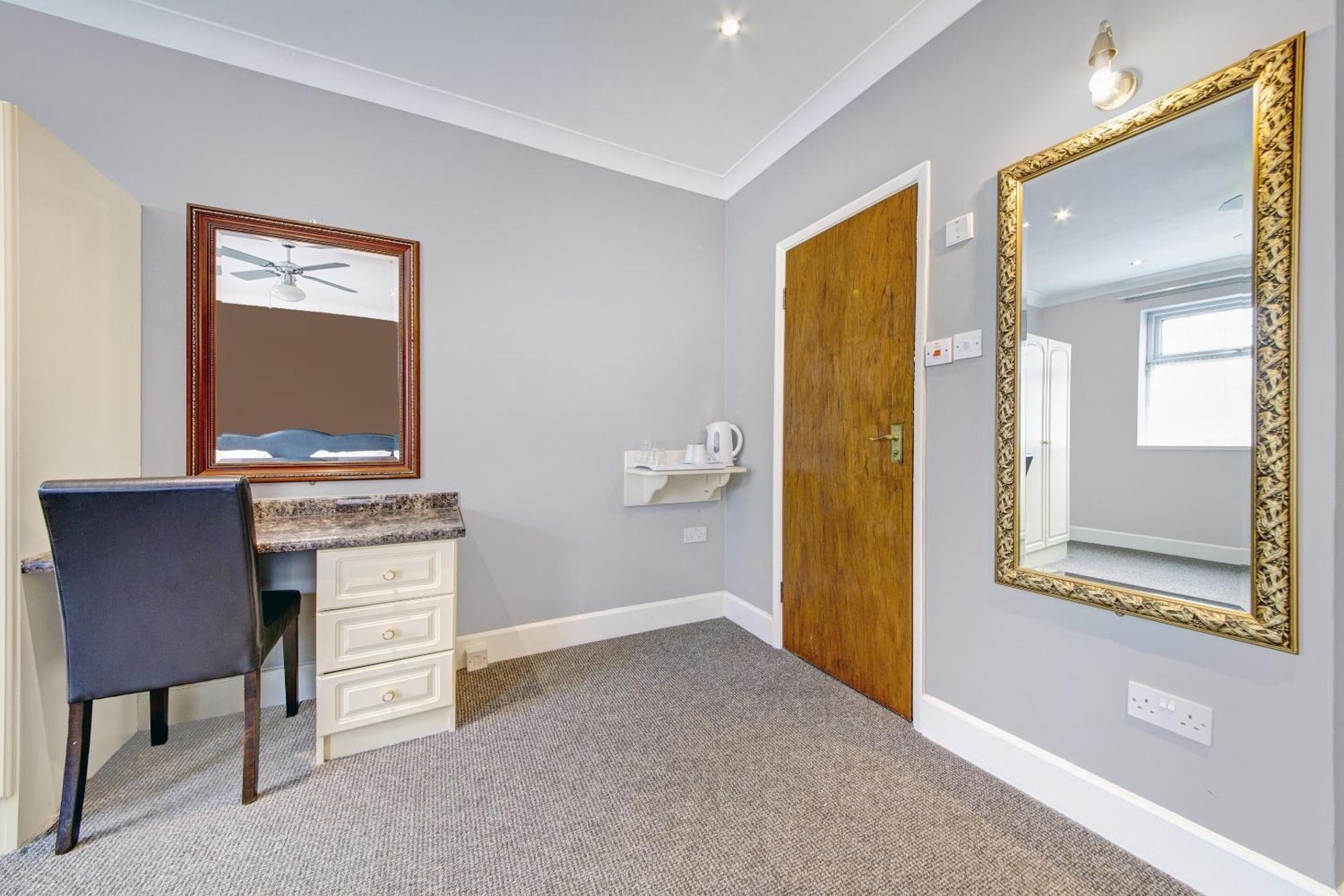 Oyo Bostons Manor Hotel, Hanwell London Greenford  Buitenkant foto