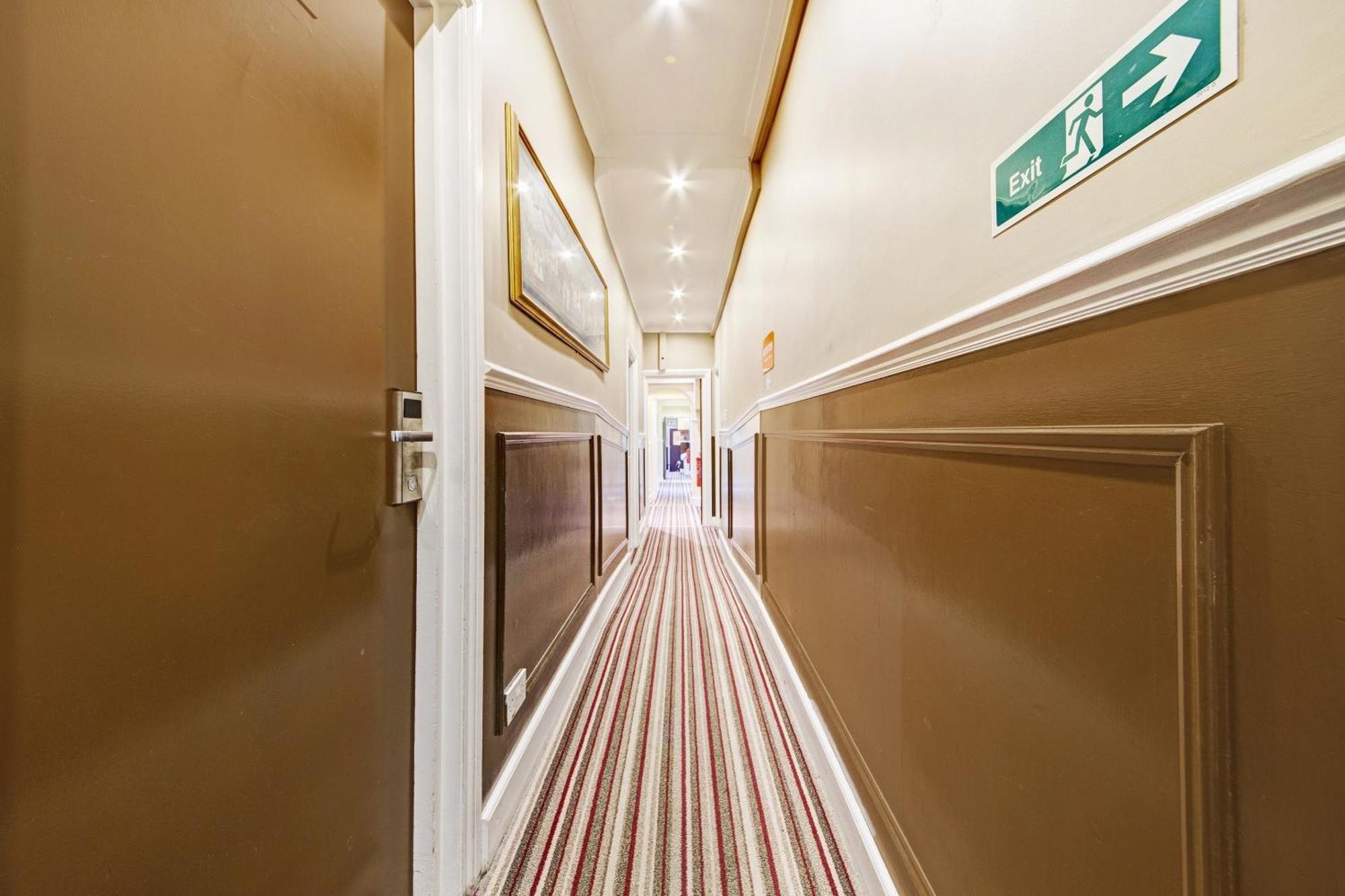 Oyo Bostons Manor Hotel, Hanwell London Greenford  Buitenkant foto