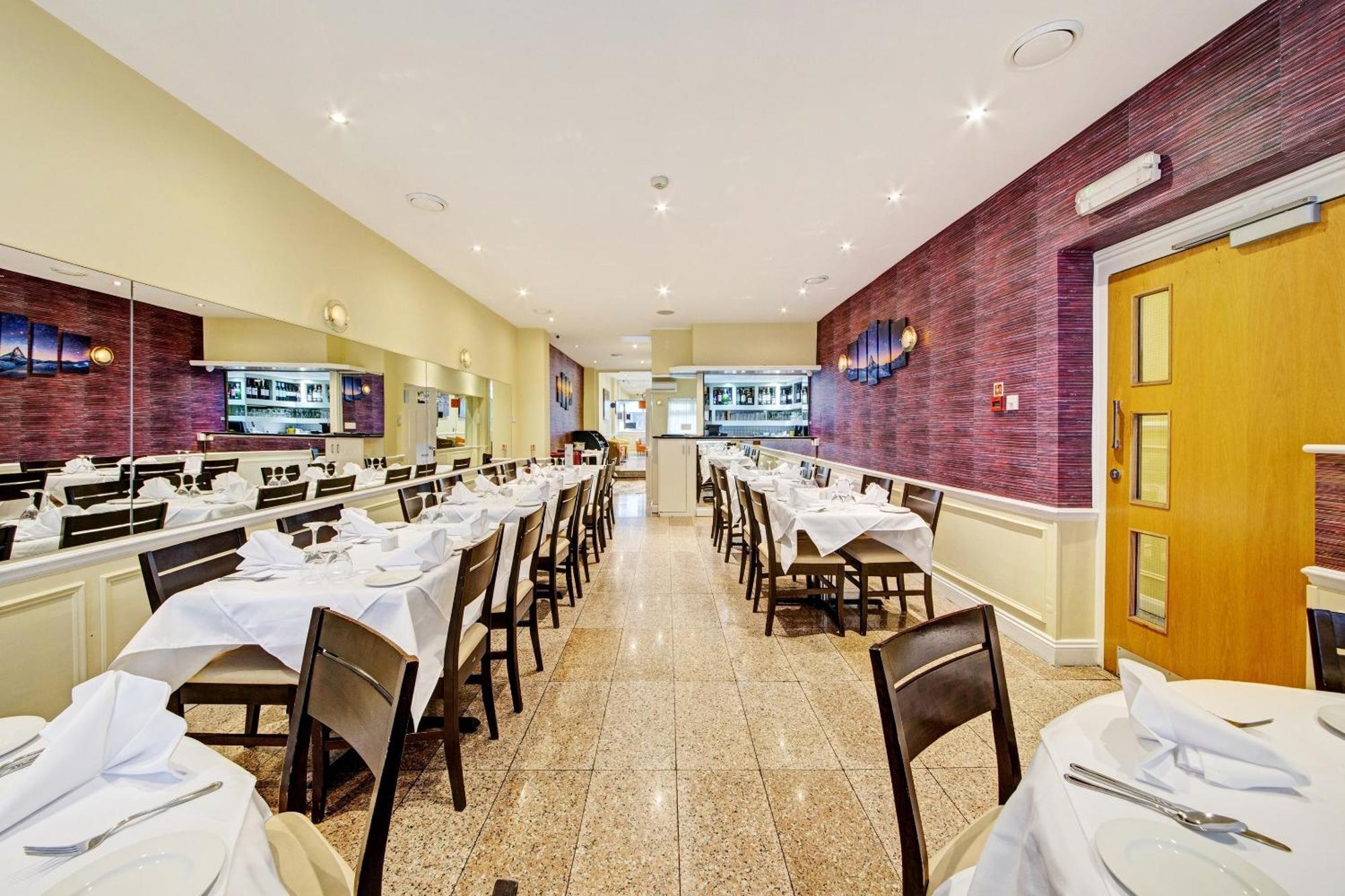 Oyo Bostons Manor Hotel, Hanwell London Greenford  Buitenkant foto