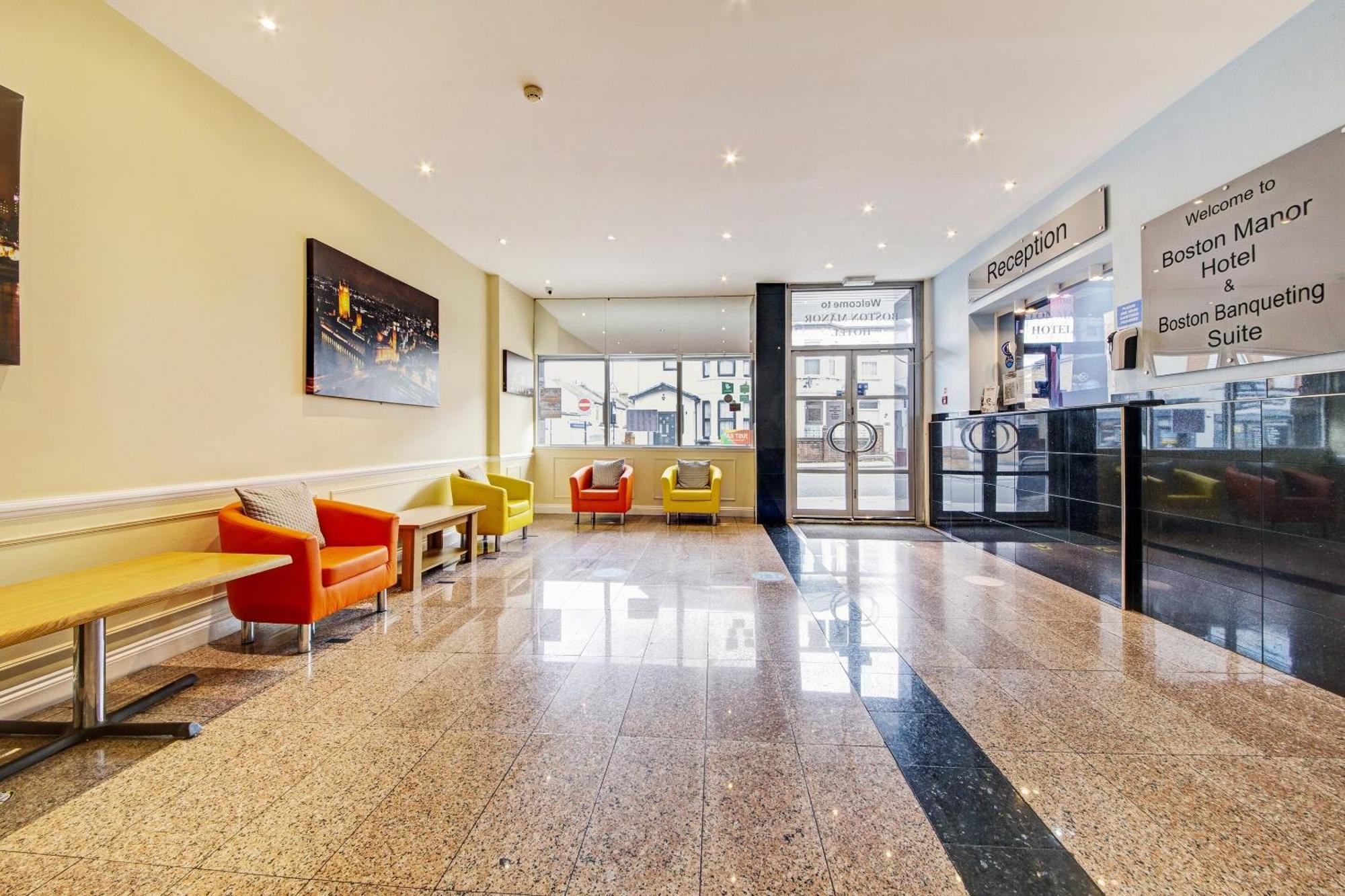 Oyo Bostons Manor Hotel, Hanwell London Greenford  Buitenkant foto