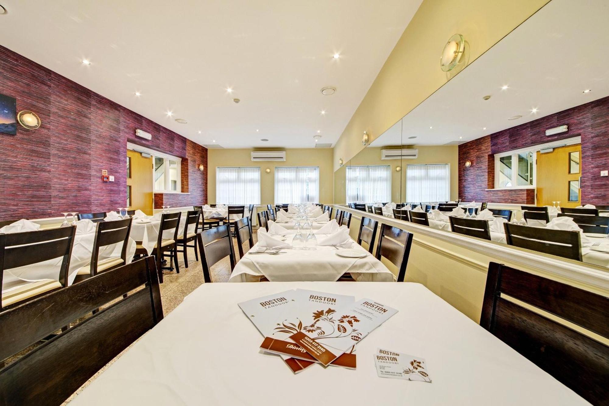 Oyo Bostons Manor Hotel, Hanwell London Greenford  Buitenkant foto