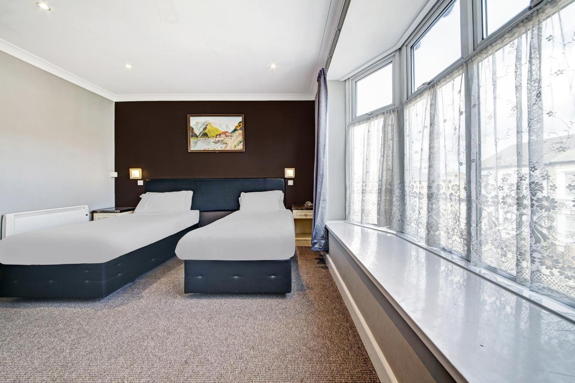 Oyo Bostons Manor Hotel, Hanwell London Greenford  Buitenkant foto