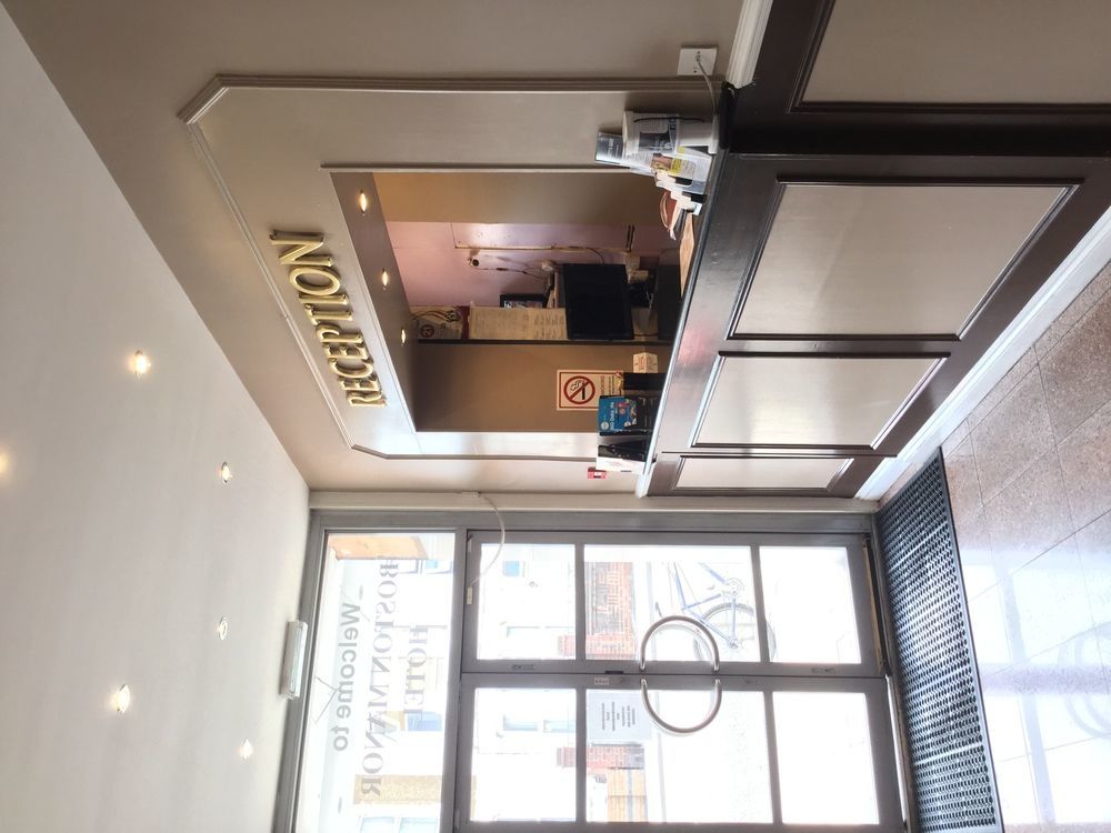 Oyo Bostons Manor Hotel, Hanwell London Greenford  Buitenkant foto